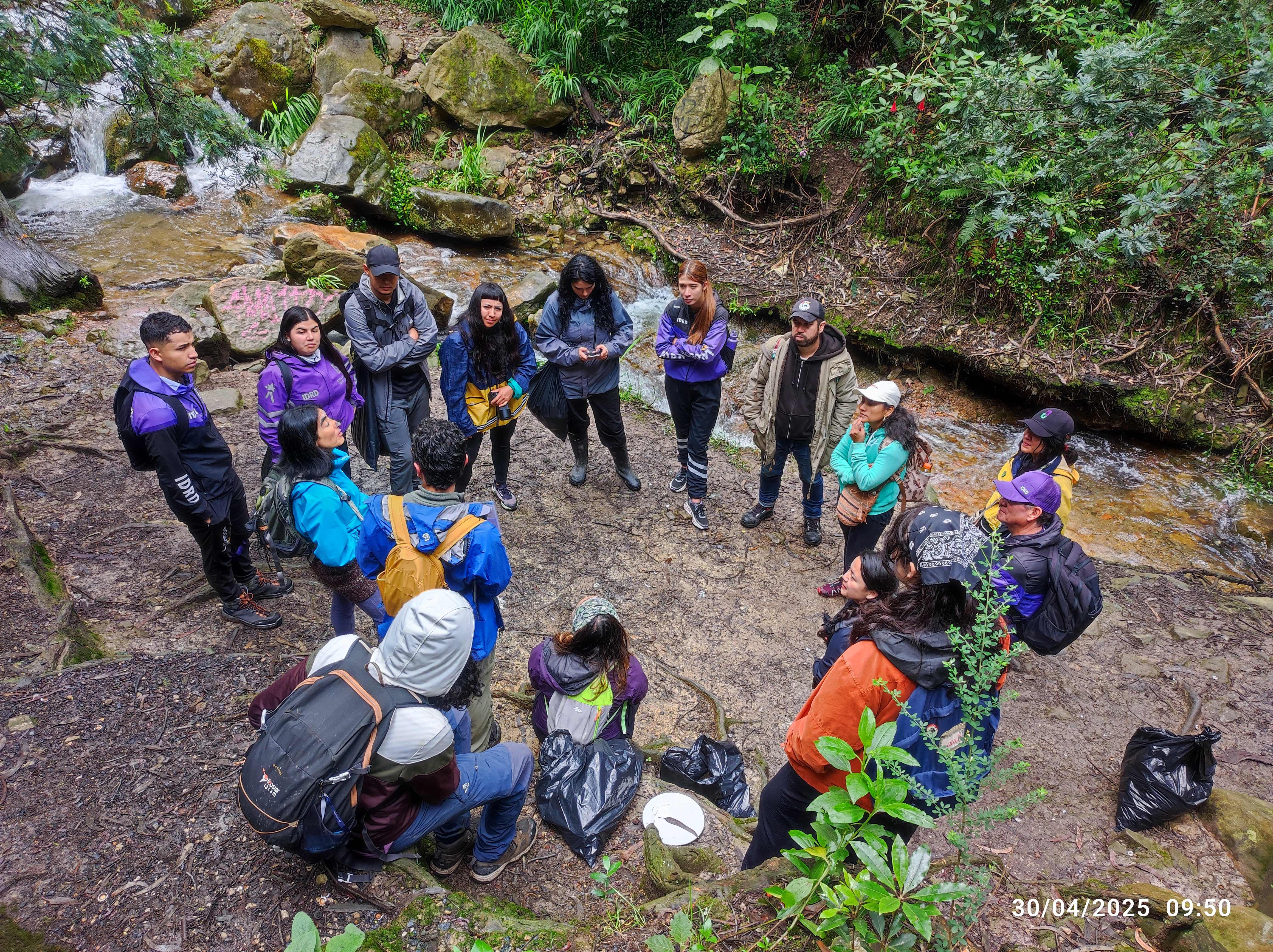 Grupo en ecoparque junto a cascada